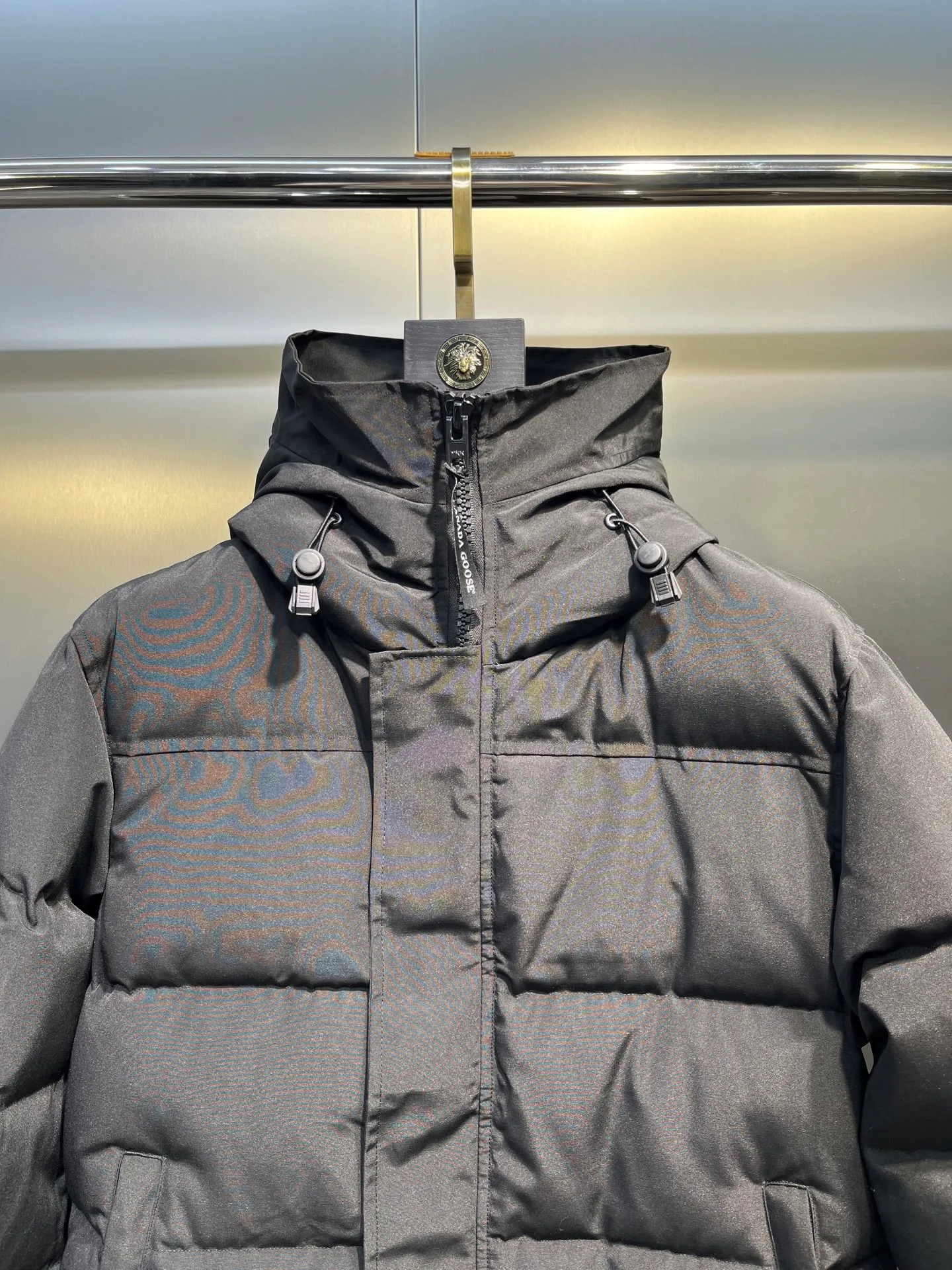 P700 Goose 🌟17 models (black) chest patch, same style for men and women, cold-resistant down jacket! The fur collar is detachable. The natural Siberian coyote fur collar has a delicate yet strong feel, which comes from the sense of life that comes from the erosion of wind and frost in nature. The market usually uses raccoon fur or fake fur instead, which is not even the slightest bit better! The collar part has cold-proof flannel, which is close to the head and neck, comfortable and warm! The fabric is made of high-density nano-level waterproof fabric, which is windproof and wear-resistant and has a certain thickness! The zipper is the official YKK brand! The waist has an elastic waistline design that can be adjusted according to yourself! There is also an anti-wind Velcro inside! Seamless threaded cuffs to avoid stiffening! In order to prevent cold wind from pouring in, a double closure design is adopted. On the premise of the traditional zipper fly, six Velcro fasteners are used for secondary closure, which brings better warmth retention effect. It retains the classic hooded design and uses super large luxurious wolf fur to protect against wind and cold. No matter how low the temperature is this winter, one piece is enough. I’ll give you the wind and temperature. Size: s-xxl